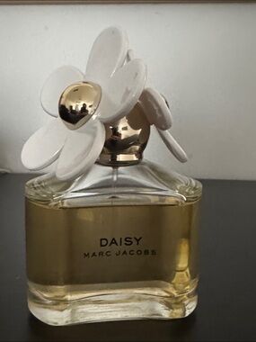 Marc Jacobs Daisy Perfume Bottle in Gold with White Floral Cap